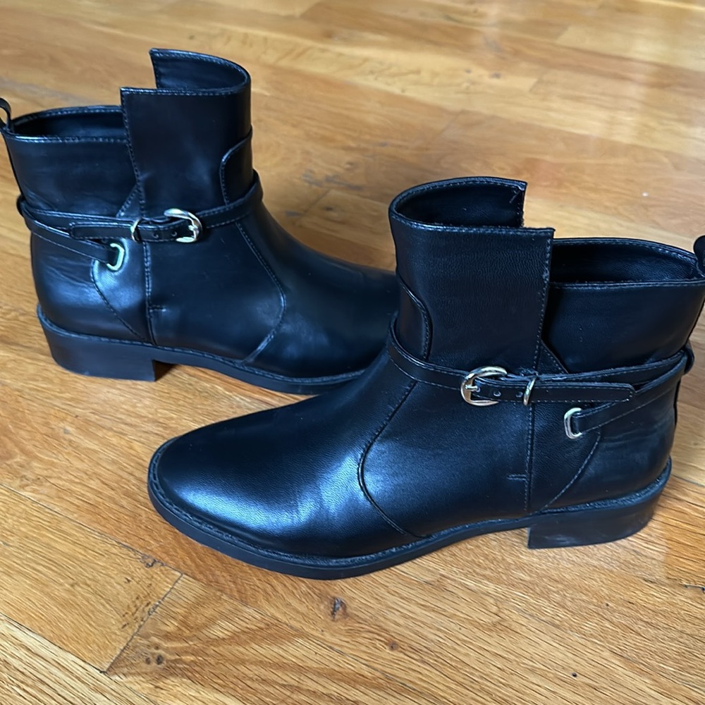 Forever21 man made materials black ankle boots.